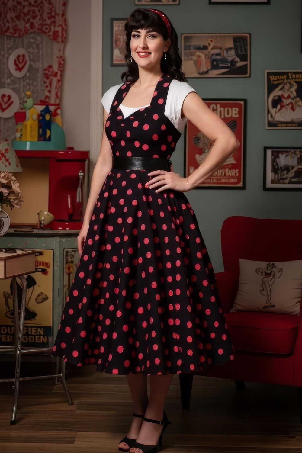 Robe Pin-Up Noire à Pois Rouge & à Col Licou – Lauren